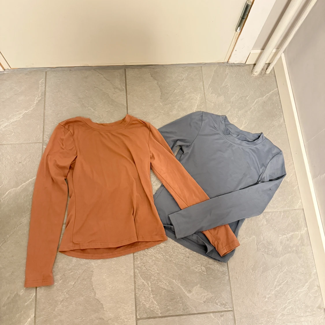 Två långärmade tröjor i rost och blått