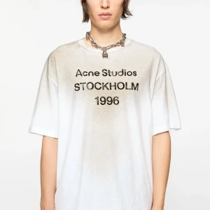 Intresse koll acne studio t shirt - Bra skick, lätt använd. Kan skicka bild på privat. Intressekoll( inga skam bud. Den är relaxed/boxig