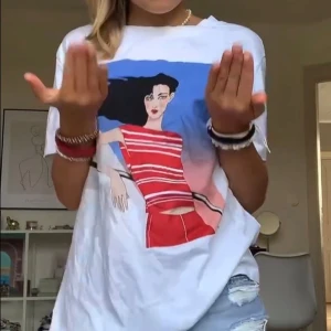 T-shirt - Cool T-shirt med tryck! Så bra nu till vår o sommar!🥰🥰Pris kan diskuteras!