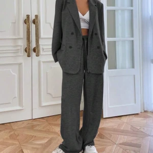 Grå mjukis kostym med kavaj och byxa - Säljer en stilren grå mjukis kostym från Shein med dubbelknäppt kavaj och vida byxor med dragsko i midjan. Aldrig använt, storlek M🩶