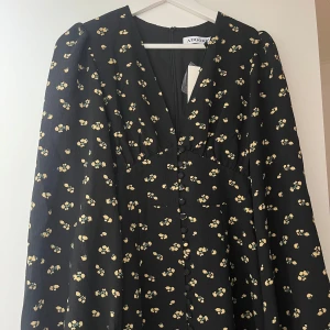 Klänning adoore - Svart långklänning från Adoore med små gula blommor. Storlek 36 aldrig använd! Prislapp sitter kvar, säljs pågrund av att den aldrig används 