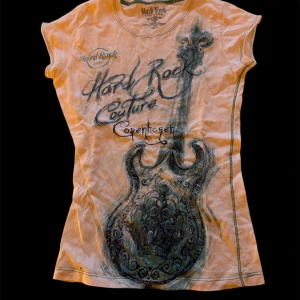 Hard rock couture tröja  - Snygg vintage hard rock couture tröja i vitt med turkosa detaljer , tröjan ser lite gul ut på bilderna men det är bara ljuset. Använd en gång 💕 storlek xs passar xs/s