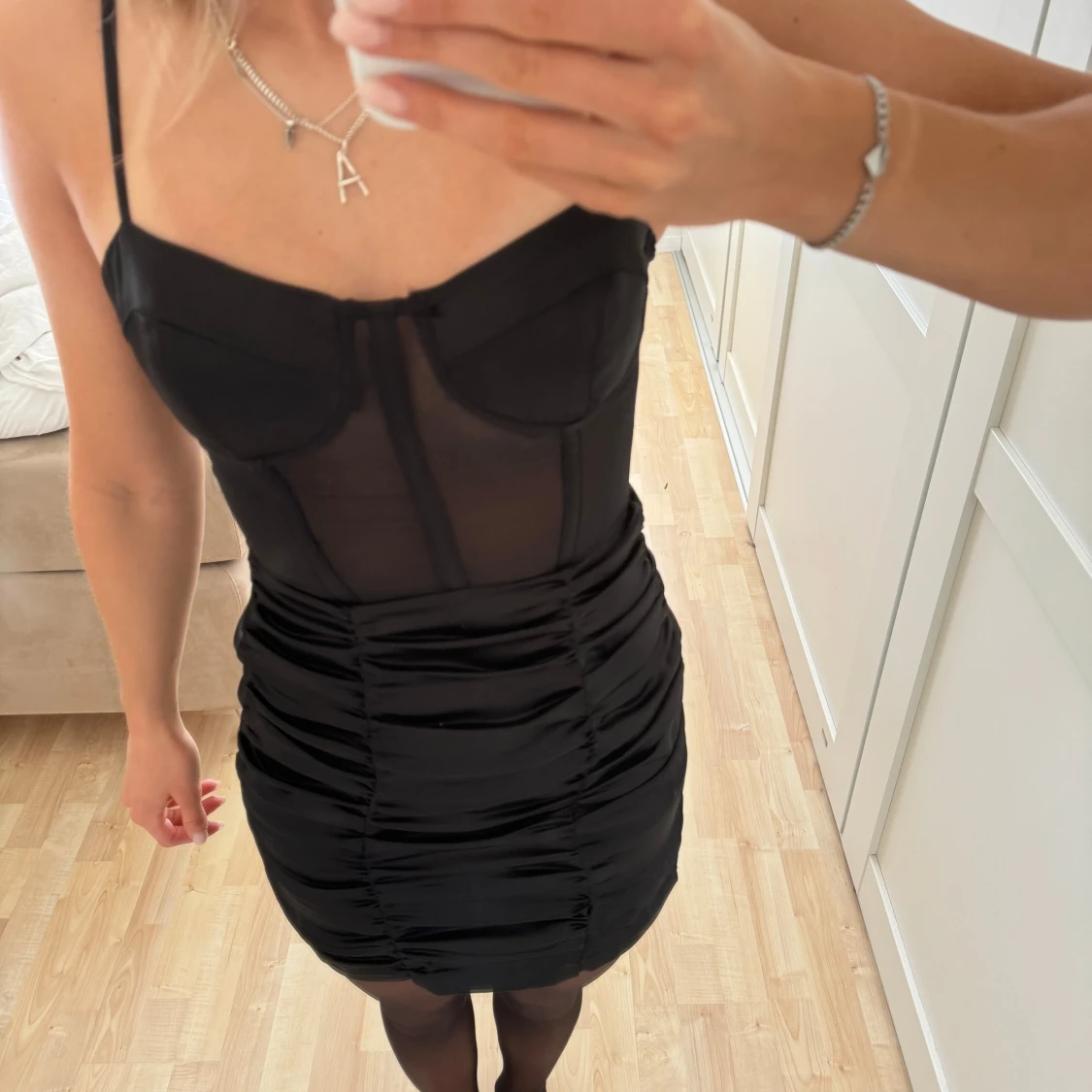 Svart satin klänning med mesh och rynkade detaljer - 1