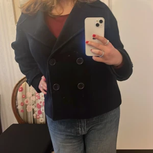 Design by si - Hyfsat ny design by si kappa som är väldigt snygg och stilren! Super bekväm och en perfekt vårjacka! 💙💙