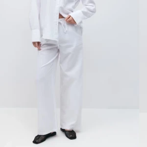 Vita lågmidjade linnebyxor från Gina Tricot - Säljer ett par vita linnebyxor från Gina Tricot i storlek S. Köpte dessa 2023 och använts en del, bilderna är inte heller exakt rätt från hemsidan då denna modell nog inte finns kvar. Säljer dem då de inte passar längre, och för bra skick för att kasta.  Skicka gärna vid fler frågor eller prisförslag! Nypris 600 kr. 🤗