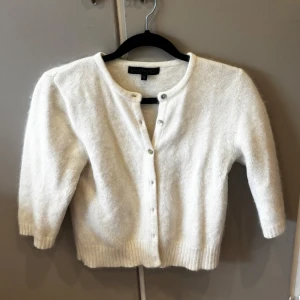Tre kvarts stickad kofta - Super fin tre kvarts kofta från saint tropez! Allmänt använd men inte några specifika defekter😍
