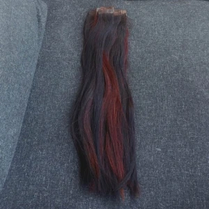 Äkta tjockt tejplöshår – 50 singla & 25 dubbla slingor (45 cm) - Säljer tjockt äkta tejp löshår med clips i mycket fint skick. Totalt 50 singla slingor och 25 dubbla slingor. Längd: 45 cm. Färgen är en mix av svart och rött, vilket ger en snyggt och cool look. Perfekt för dig som vill ha fylligare eller längre hår utan att gå till salong.  Håret är endast använt i en vecka sedan tog jag ut det för jag gillade inte känslan av att ha i löshår.   Finns för avhämtning i Uppsala eller kan skickas mot spårbar fraktkostnad.