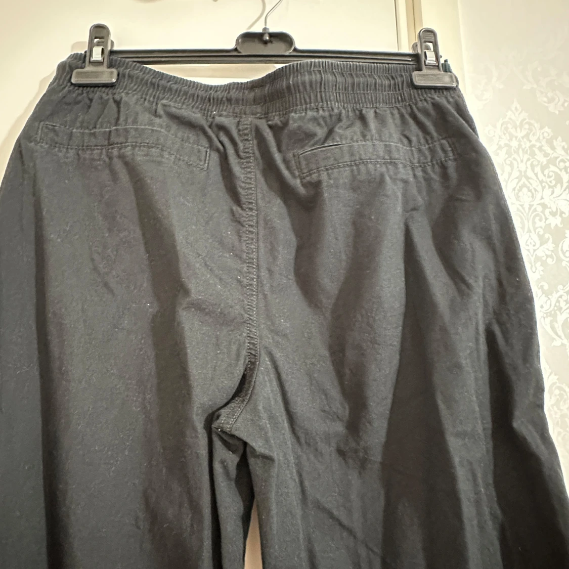 Svarta cargopants med dragsko - 3