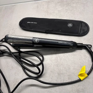 Plattång från Björn Axén Tools - Säljer en nästintill oanvänd plattång från Björn Axén, bara testad två gånger. Funkar både för att platta och locka håret. Justerbar värme från 140 till 230 grader – passar alla hårtyper. I mycket fint skick. Kommer med ett matchande svart värmeskyddsfodral med logga. Lång sladd för smidig användning.