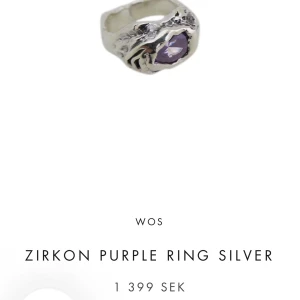 Zirkonring i silver med lila sten från WOS - Cool silverring från WOS med en lila zirkon i mitten. Köpt hösten 2024 och knappt använd så inga som helst repor eller nåt sånt. Man kan justera ringen så att den passar ens finger. Bara att skriva om du har frågor. Kan mötas i Stockholm :) 