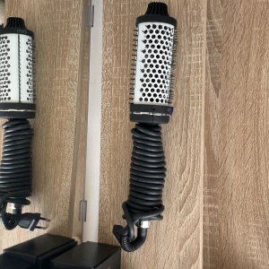  rundborste för hårstyling - Säljer en elektrisk rundborste från cera med svart handtag och silverfärgad borstdel. Borsten har värmefunktion och knappar för olika inställningar upp till . Perfekt för att skapa volym och forma håret med enkelhet.använd fåtalet gånger då den inte har kommit till användning. Mycket bra skick, 45mm i diameter och den har en generös 250 cm lång sladd med roterande fäste. Maxtemperaturen på 230 grader. Hör av dig om du har frågor eller funderingar 💕