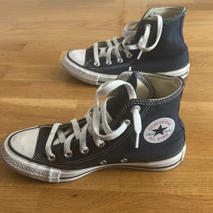 Converse Chuck Taylor All Star high-top sneakers - Använd 1-2 gånger. För liten för mig.
