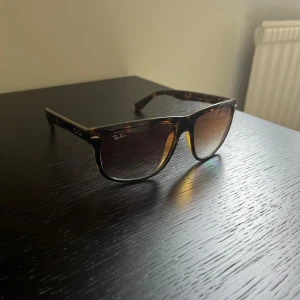 Ray-Ban boyfriend solglasögon - Snygga Ray-Ban solglasögon. Säljer pga att de inte används längre. Storlek 56 vilket tyder på att den passar från 13-18 år. Kan säkert gå ner i pris om de snabbt blir köpta🤌