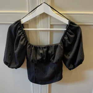 Topp med puffärmar - En söt topp från Gina Tricot i storlek S, knappt använd och är i bra skick. Säljer då den inte kommer till användning 