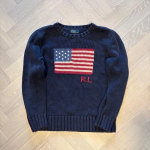  Stickad Ralph Lauren Tröja - Säljer denna sjukt snygga marinblå USA tröjan från Ralph Lauren, passar till allt! Sitter som en storlek Xs. Riktigt bra skick på denna. Säljer denna för 949kr! Vid andra frågor är det bara att skriva till mig! MVH