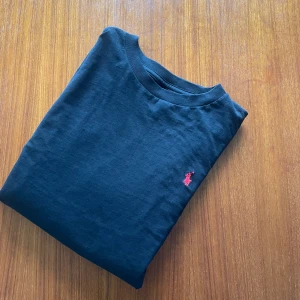 Svart långärmad Polo Ralph Lauren - Svart tröja från Ralph Lauren. Perfekt för alla årstider och är bekväm. Skicket är 9/10 då den är använd ett fåtal gånger. 