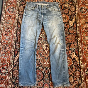 Levis jeans!  - Sjukt snyggt tvättade Levis jeans! Perfekta för sommaren. Midja:41 längd:102