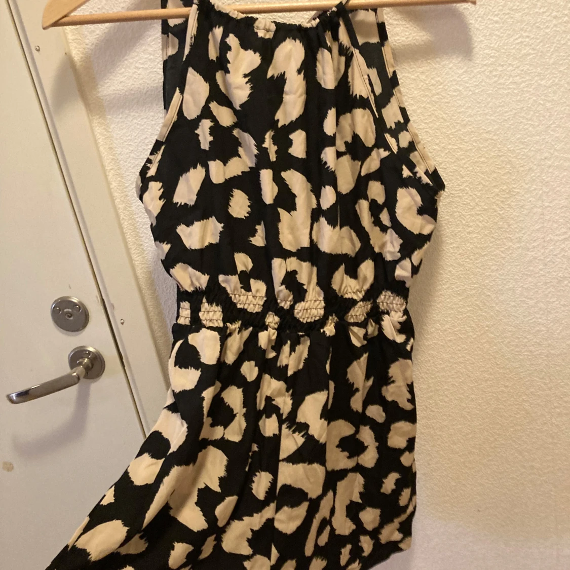 Svart och beige leopardmönstrad kort byxdress stl S