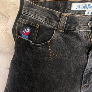 Big boys jeans - Har haft byxorna på mig ibland men tycker inte om dom lika mycket som förut. Dom har inga stora skador utan bara trådar som hänger. Storlek S på byxorna, köpte dom för 2 år sen och betalade 1300. Det är svårt att få tag i dom då dom oftast blir sålda, skicket är perfekt, liten tråd på fickan som gått sönder bara.