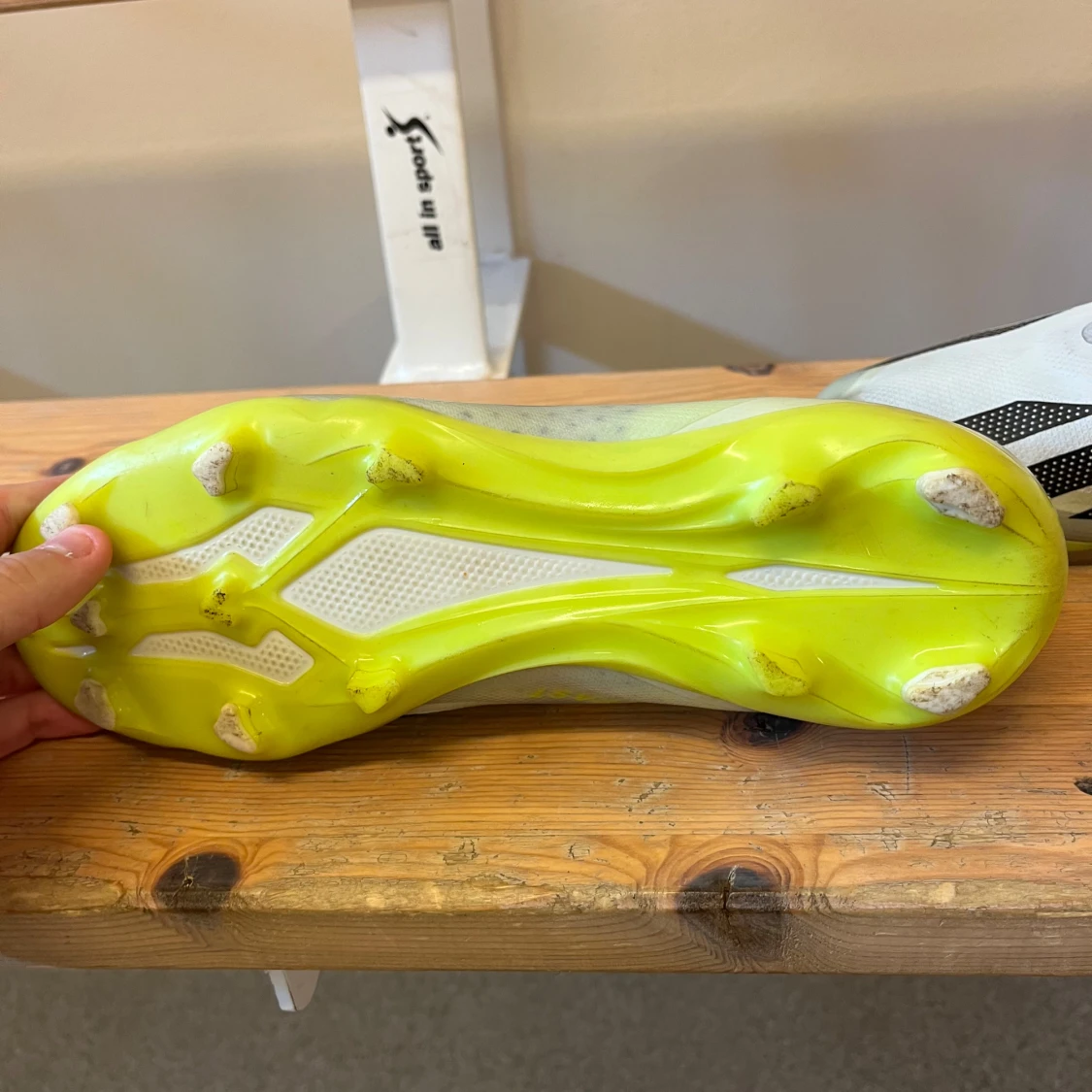 Adidas fotbollsskor med svart och grå design - 1