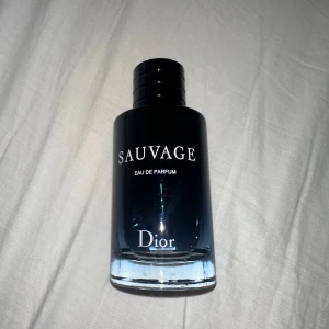 Sauvage Eau de Parfum från Dior 100 ml - Sauvage Eau de Parfum från Dior. Har mer än hälften kvar. passade tyvärr inte länge därför vill sälja den.
