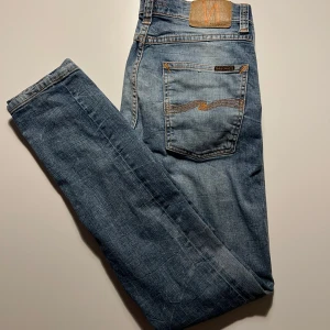 Nudie Jeans - Nu säljer vi dessa fräscha Nudie jeans! Dessa är en perfekt till dig som gillar Nudie! Modellen är Lean Dean, slim fit! storlek 31/32. vid fler frågor är det bara att skriva🙌 pris kan diskuteras vid snabb affär🤝