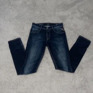 Mörkblåa Replay jeans - Sköna slimfit replays med skön fade! Jenssen är i bra skick! Hör av dig vid fundering🙌🏼.
