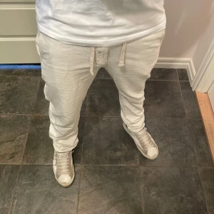 Linnebyxor  - Linnebyxor från Kappahl, storlek W30 L32, skick 8/10. Hör av er vid frågor eller mer bilder pris kan diskuteras.