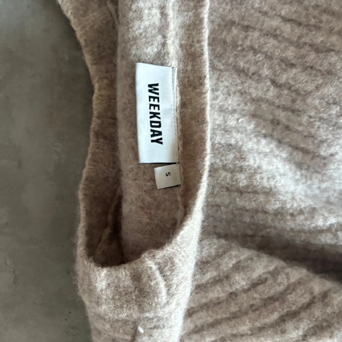 Beige croppad stickad tröja från Weekday - 2