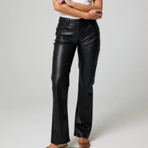 Svarta skinnbyxor från BikBok - Snygga svarta skinnbyxor i strl 38 från BikBok med normal passform, perfekta för att lyfta vilken outfit som helst!🙏🏼💕 Säljer då de inte kommer till användning längre. De är använda knappt 5 gånger och inget slitage, alltså mycket bra skick skulle jag säga.🤗 Köpta för 499, pris kan diskuteras vid snabb affär 👌🏻 