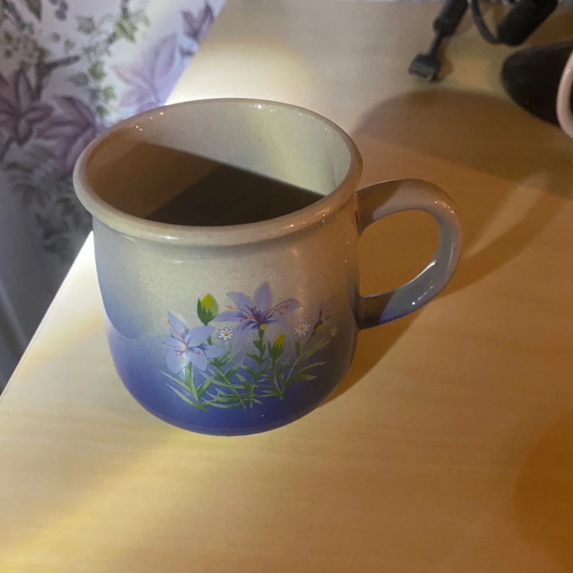 Blåvita keramikmuggar med blommotiv - 1