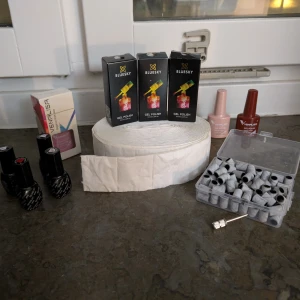 Gel polish/nagellack/uv/led - Fullsize 10 ml hema-free: Bluesky - Field Fox, Ruby Ritz & Iced Pink  Fullsize 7,5 m hema-freel: Venalisa 402, 457 & 506   Semilac wipes and Sanding bands 150 grit including case and mandrel  Bonus! Semilac 3 ml: Base coat, Top coat, Color 231 (classic red), Color 032 (light pink)  Semilac colors have been used one time, base and top has been used twice but there's still product left in them. The rest are brand new. 