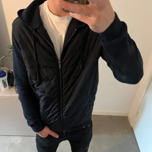 Massimo dutti cardigan - Säljer nu min marinblå cardigan från Massimo dutti. Den är i storlek L men sitter som M. Jag är är 181 och den passar perfekt på mig.✅Hör av er vid frågor. Byten är intressant!