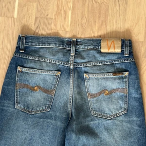 Nudie Jeans Loud Larry Blue Ice - Jeansen är knappt använda då passformen inte passade mig. Den har en loose och bredare fit med en nice wash, strl 31/34