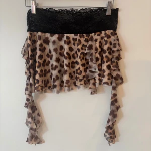 Leopardmönstrad kjol från I.AM.GIA🖤 - Supersöt kjol från I.AM.GIA i leopardmönster och svart spets upptill. Helt ny🖤