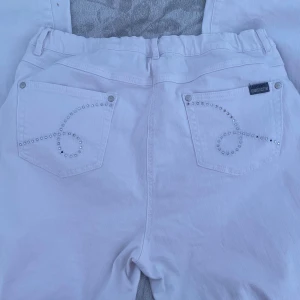 Laura Kent vita jeans - Liten defekt längst ner annars bra skick. De är stretch så jag skulle säga de passar 38-42