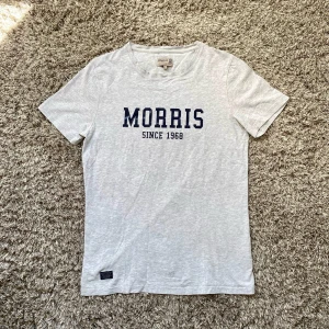 Morris t shirt ( NY ) - Säljer denna rikigt feta Morris t shirten som är provad en gång!⭐️Storlek S!🤝Hör gärna av er om ni har funderingar!🙌