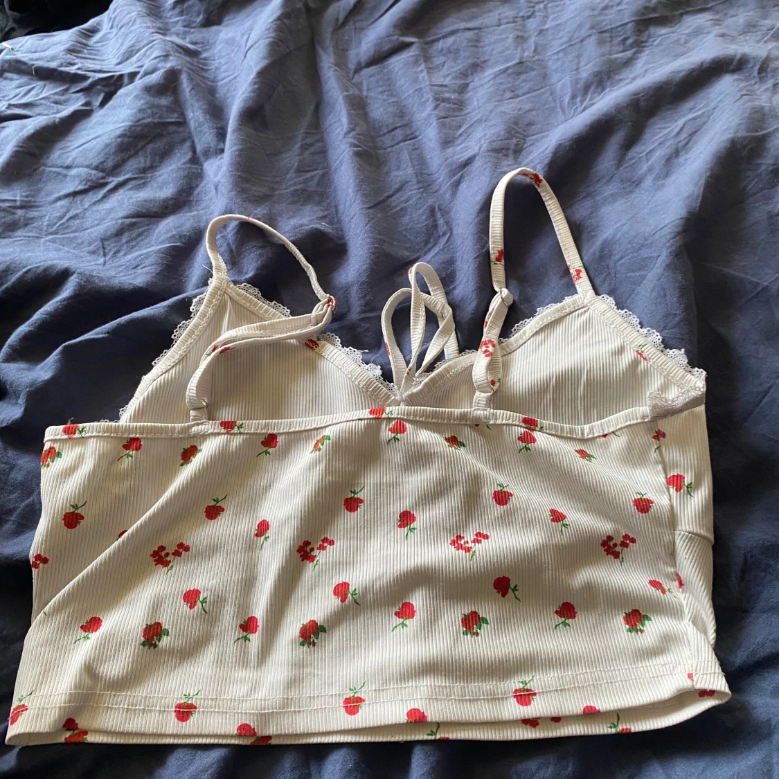 Vit croppad linnetopp med jordgubbsmönster - 1