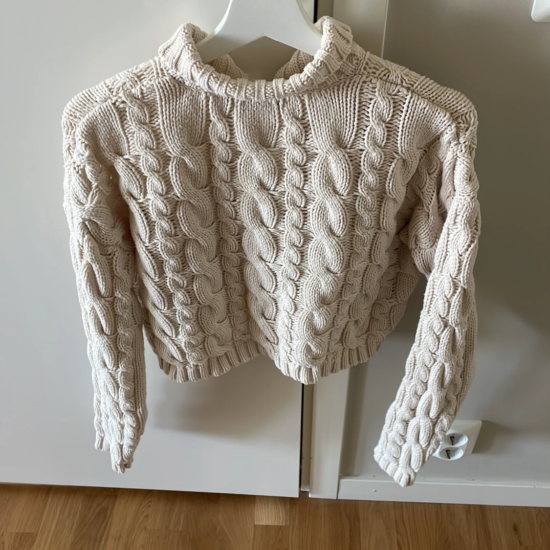 Beige stickad croppad tröja från NA-KD - 1