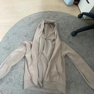 Beige hoodie med dragkedja - Säljer en beige hoodie från lager, storlek S. Nyskick💓 Nypris:200kr