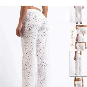 Vita broderade byxor med hålmönster - Säljer ett par vita byxor med snyggt broderat hålmönster och elastisk midja. Byxorna har en rak och loose passform, perfekta för en avslappnad och trendig look. Lätta och luftiga, passar bra till varma dagar. Endast använda förra sommaren, då sparsamt använda. Regular längd, perfekt för mig som 169 cm lång! 🩷