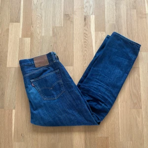 Levi’s 501 - Säljer nu ett par riktigt snygga Levi’s 501 i riktigt bra skick, 9/10🔥| De är i storlek 34/32 och sitter som straight/regular fit. | Nypris: ca 1300kr, mitt pris: 199kr💸| Tveka inte vid minsta fundering📝| Skickar alltid inom 24 timmar📦