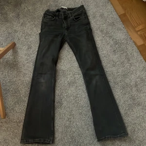 Svarta bootcut jeans - Säljer ett par svarta bootcut med klassisk dragkedja och det endast en knapp. Fyra fickor. Alla fickor är fungerande. 