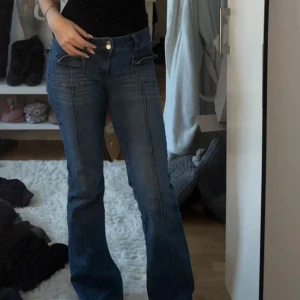 Bootcutjeans  - Bootcut Jean köpa från Nelly som används ett fåtal gånger, enda slitaget är längst ner på byxorna där fransar har gått upp men det är inget man tänker på😊
