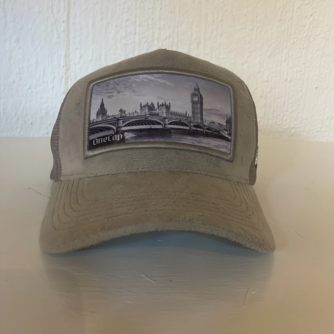 Grå keps med London-motiv från Onecap