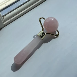 Rosenkvarts ansiktsroller med gulddetaljer - Ansiktsroller i rosenkvarts från Sense of Youty. Inte använd så som ny 😊