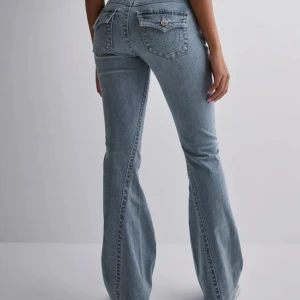 True Religion bootcut jeans ljusblå - Joey Lowrise Flare från True Religion. Använda fåtal gånger. 