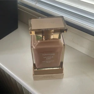 Tom Ford Vanilla Sex EdP 100ml - Exklusiv parfym från Tom Ford, Vanilla Sex Eau de Parfum i 100 ml flaska. Doften har en lyxig vaniljkaraktär och kommer i en stilren, beige och guldig fyrkantig glasflaska med metallisk kork. Perfekt för dig som gillar unika och sensuella dofter. Säljer då jag har för mycket parfymer💕Fick denna i present som är Köpt på plick kvittot har jag bara på bild😁 Använd gärna köp nu❤️