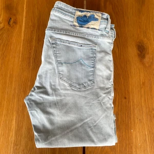 Jacob Cohën jeans - Nice light blue jeans from Jacob Cohën.         Size W34. No signs of use or wear other than the small hole in the crotch.(it isn’t noticeable when on.) New price is 5.800sek