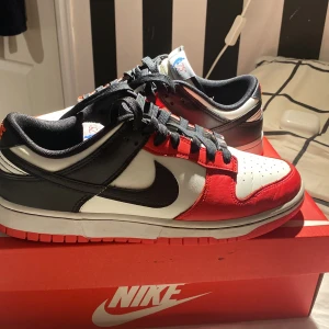 Nike Chicago Dunk low 75 anniversary - Nike Chicago dunk low 75 anniversary. Dem är använda några gånger med dem är fortfarande rätt så rena men den har lite crease på sig men inte mycket det ser man på bilden längst fram på skon.